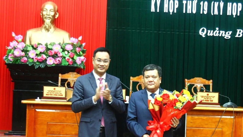 Bí thư Tỉnh ủy Quảng Bình Lê Ngọc Quang tặng hoa chúc mừng tân Chủ tịch Ủy ban nhân dân tỉnh Trần Phong.