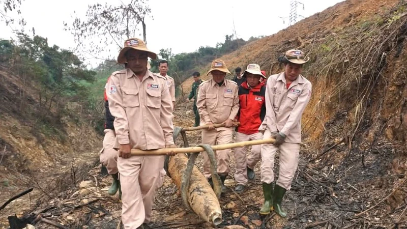 Dự án xử lý bom mìn MAG di chuyển quả bom đưa về khu vực lưu kho an toàn, chờ hủy nổ tập trung. 