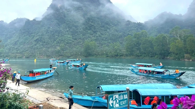 Thuyền đưa du khách tham quan động Phong Nha trong những ngày đầu xuân Ất Tỵ 2025.