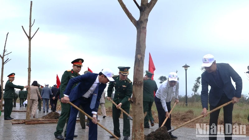 Các đồng chí lãnh đạo tỉnh Quảng Bình trồng cây đầu xuân Ất Tỵ 2025.