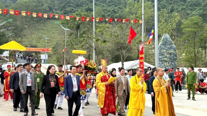 Nghi lễ rước “nước thiêng” từ giếng Tiên trên đỉnh núi về chùa Kim Phong.