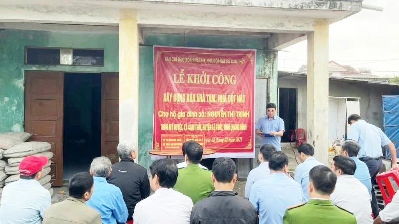 Ban Chỉ đạo xóa nhà tạm, nhà dột nát xã Cam Thủy, huyện Lệ Thủy khởi công xây dựng nhà cho hộ gia đình bà Nguyễn Thị Trinh.