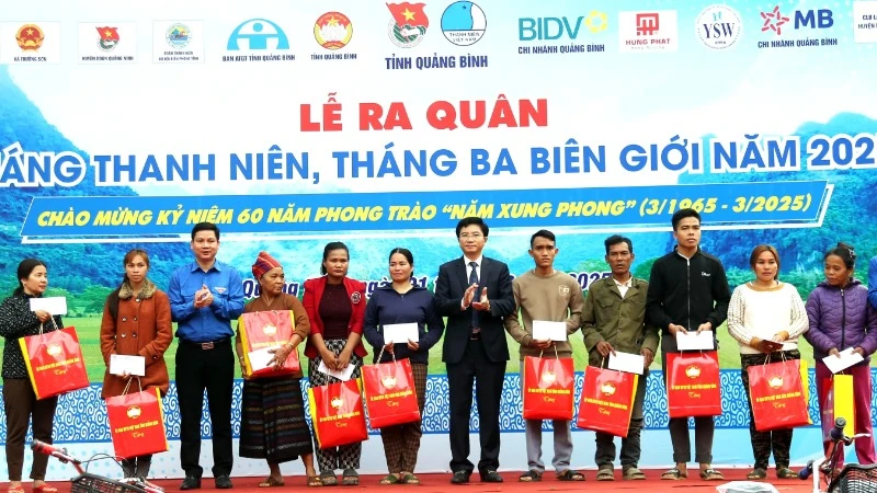 Lãnh đạo Ban Tuyên giáo và Dân vận Tỉnh ủy và Tỉnh Đoàn Quảng Bình tặng quà cho hộ nghèo ở xã Trường Sơn