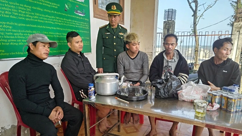 Các ngư dân Quảng Bình được cứu đưa vào bờ an toàn, hiện vẫn còn 1 người mất tích.