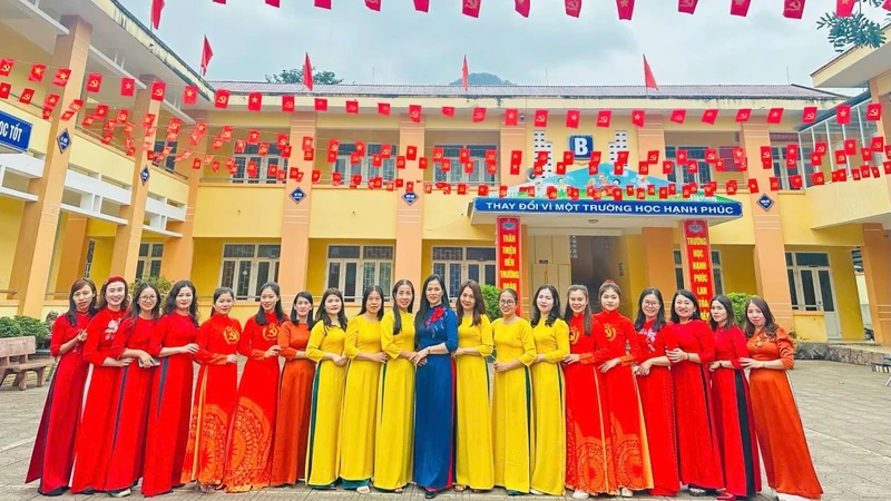 Phụ nữ Trường Sơn duyên dáng trong tà áo dài.