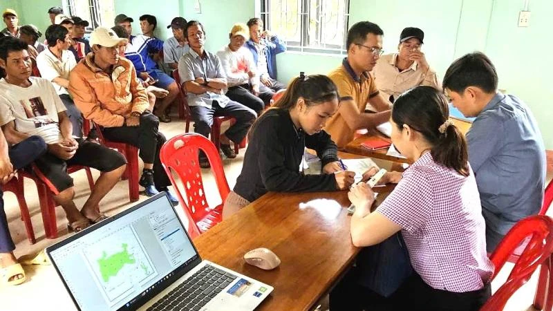 Chính quyền xã Kim Thủy phối hợp với các đơn vị liên quan tổ chức chi trả tiền bảo vệ rừng cho đồng bào dân tộc thiểu số trên địa bàn. (Ảnh minh họa)