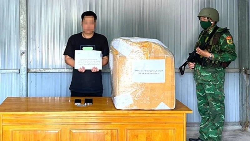 Đối tượng và tang vật bị bắt giữ. (Ảnh: Bộ đội Biên phòng Quảng Bình)