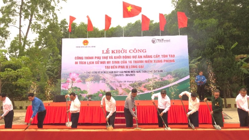 Lãnh đạo tỉnh Quảng Bình và các đại biểu thực hiện nghi thức khởi công dự án.