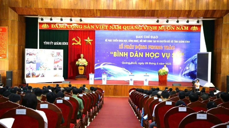 Quang cảnh lễ phát động phong trào “Bình dân học vụ số” của tỉnh Quảng Bình.