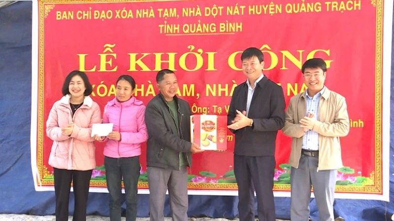 Lãnh đạo huyện Quảng Trạch thăm động viên và trao quà cho gia đình được hỗ trợ làm nhà ở xã Quảng Phương.