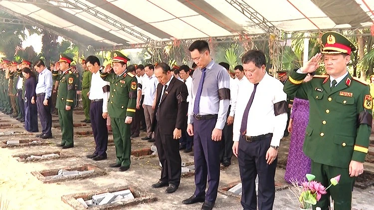 Các đại biểu dự lễ truy điệu và an táng hài cốt liệt sĩ. (Ảnh: LA)