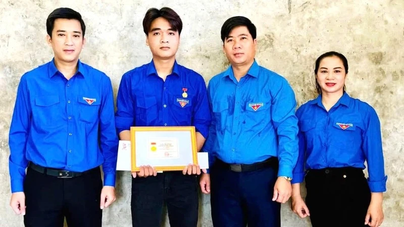 Các đại biểu trao Huy hiệu “Tuổi trẻ dũng cảm” cho đoàn viên Lê Anh Phương.