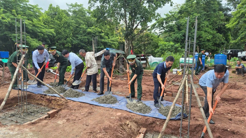 Các đại biểu thực hiện nghi thức khởi công xóa nhà tạm, nhà dột nát cho đồng bào dân tộc thiểu số.