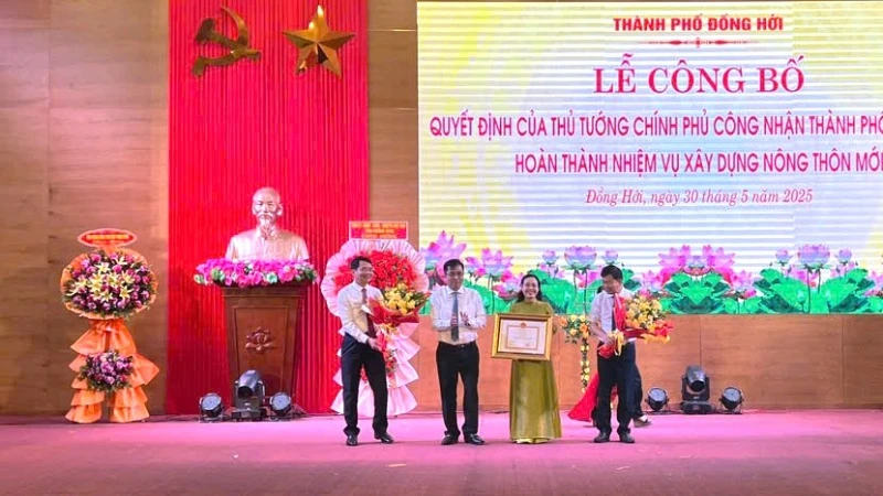 Thừa ủy quyền của Thủ tướng Chính phủ, lãnh đạo tỉnh Quảng Bình trao bằng công nhận thành phố Đồng Hới hoàn thành xây dựng nông thôn mới
