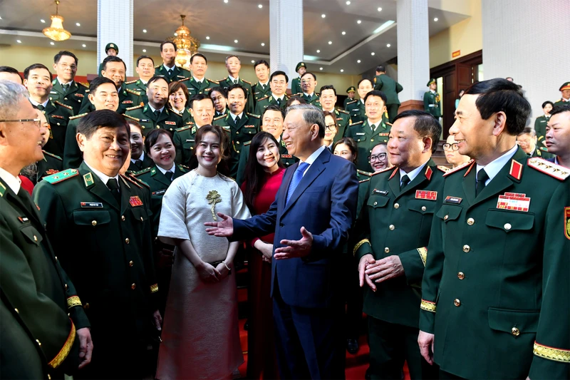 Tổng Bí thư Tô Lâm với các đại biểu và cán bộ, chiến sĩ Bộ Tư lệnh Bộ đội Biên phòng. (Ảnh: ĐĂNG KHOA)