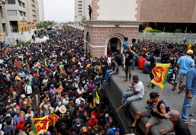 Người biểu tình xông vào bên trong dinh Tổng thống Sri Lanka. (Ảnh: Reuters)