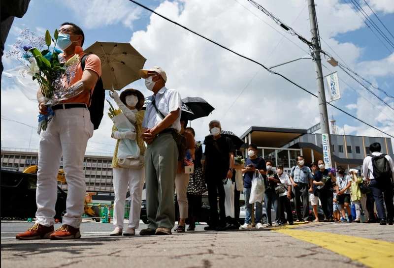 Người dân xếp hàng tưởng niệm ông Abe. (Ảnh: REUTERS)