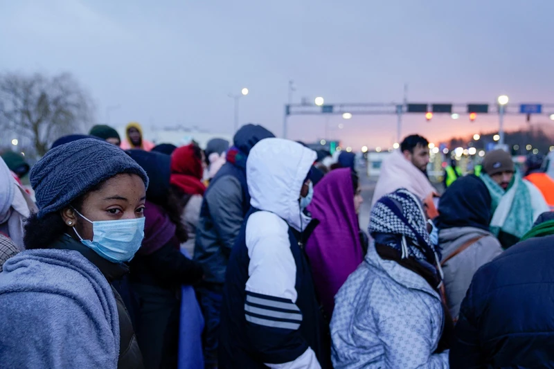 Người dân Ukraine sơ tán đến Ba Lan để tránh xung đột. (Ảnh: Reuters) 