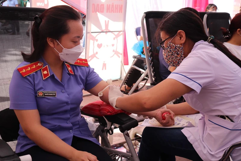 Các tình nguyện viên tham gia hiến máu.