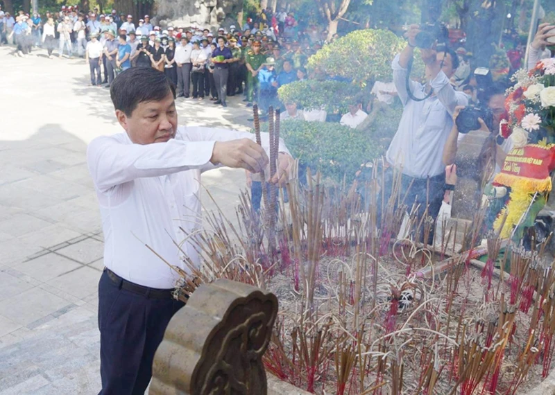 Phó Thủ tướng Lê Minh Khái dâng hương ở Nghĩa trang Liệt sĩ Trường Sơn.