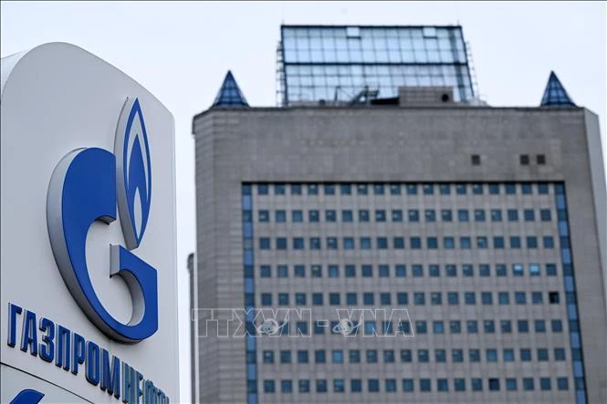 Biểu tượng Tập đoàn năng lượng Gazprom tại trạm xăng ở Moskva, Nga. (Ảnh: AFP/TTXVN)
