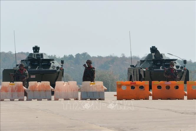 Binh sĩ Myanmar phong tỏa tuyến đường dẫn tới Quốc hội nước này ở thủ đô Naypyidaw, ngày 1/2/2021. (Ảnh: AFP/TTXVN)