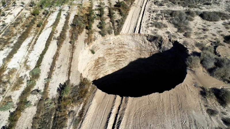 "Hố tử thần" xuất hiện tại Tierra Amarilla, Copiapo, Chile, ngày 1/8/2022. (Ảnh: Reuters) 