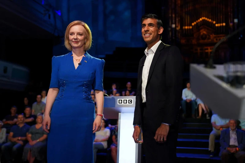 Hai ứng cử viên Rishi Sunak và Liz Truss trước khi tham gia cuộc tranh luận trên truyền hình, ngày 25/7/2022. (Ảnh: Reuters)