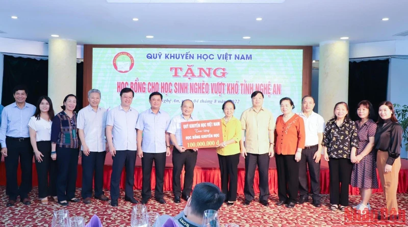 Trao 100 triệu đồng học bổng cho học sinh nghèo vượt khó ở Nghệ An.