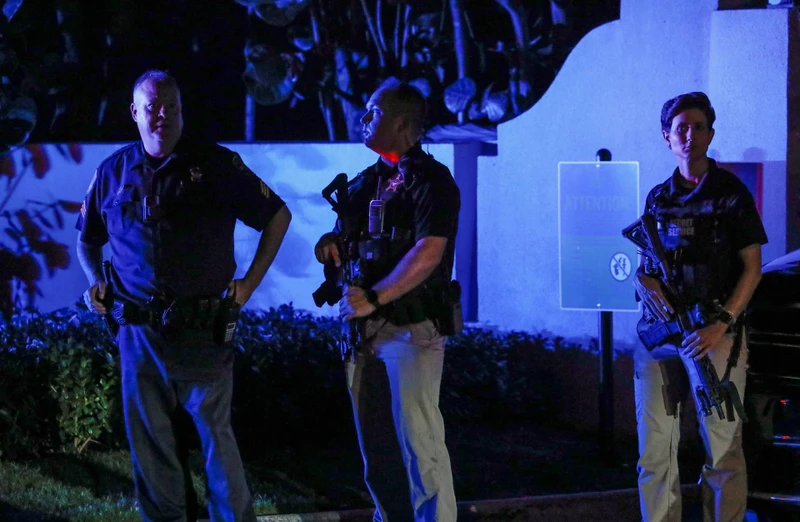 Các đặc vụ FBI đứng gác bên ngoài khu nghỉ dưỡng Mar-a-Lago của cựu Tổng thống Mỹ Donald Trump, Palm Beach, Florida, ngày 8/8/2022. (Ảnh: Reuters)
