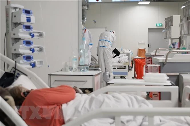 Điều trị cho bệnh nhân nhiễm Covid-19 tại bệnh viện ở Vácsava, Ba Lan. (Ảnh: PAP/TTXVN)