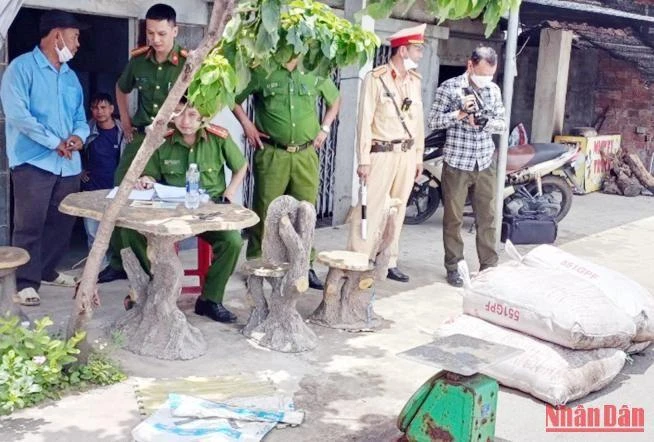 Số mỡ động vật bốc mùi hôi thối bị phát hiện trên ô-tô khách.