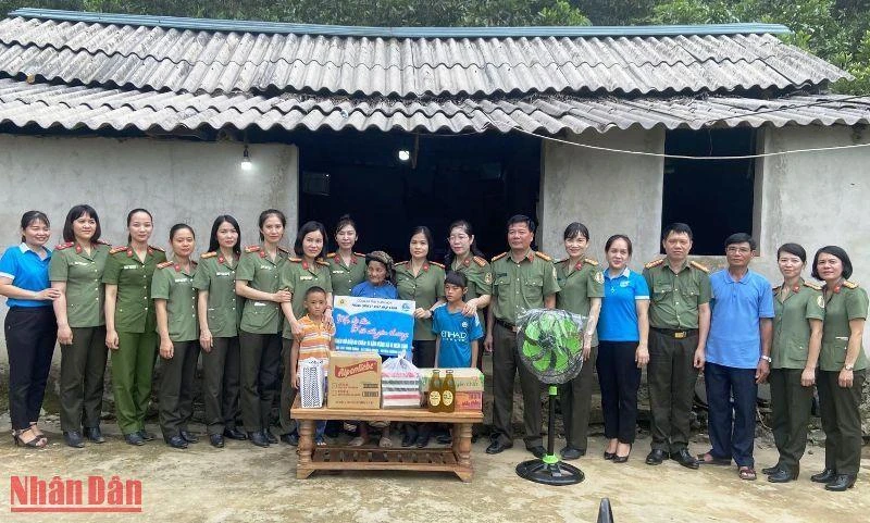 Ngôi nhà nhỏ của 2 trẻ mồ côi thêm ấm áp tình người bởi tấm lòng thiện nguyện của cán bộ, chiến sĩ Công an Thanh Hóa.