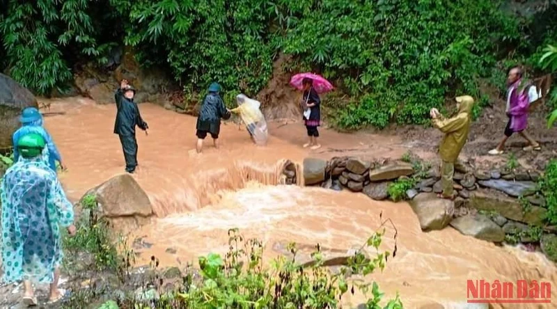 Bộ đội Biên phòng đồn Tam Chung ở huyện Mường Lát trợ giúp, di chuyển hộ dân sinh sống ở khu vực nguy hiểm đến nơi an toàn.