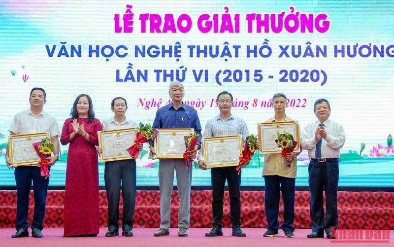 Trao giải A cho các tác giả.