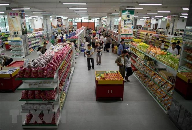 Người dân mua sắm tại 1 siêu thị ở Hàn Quốc. (Ảnh: AFP/TTXVN)