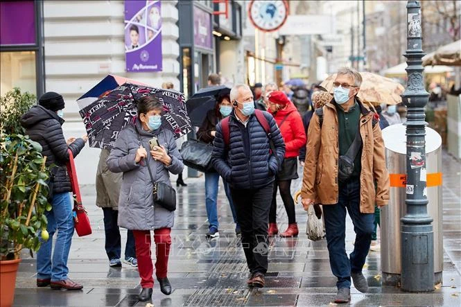 Người dân đeo khẩu trang phòng dịch Covid-19 tại Vienna, Áo. (Ảnh tư liệu: THX/TTXVN)