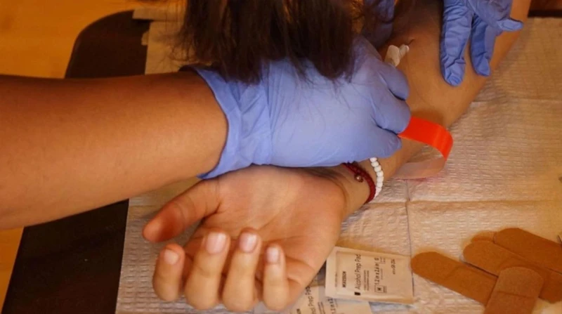 Nhân viên y tế tiến hành tiêm vaccine đậu mùa khỉ tại Los Angeles, Mỹ hồi cuối tháng 8/2022. (Ảnh: Getty Images) 