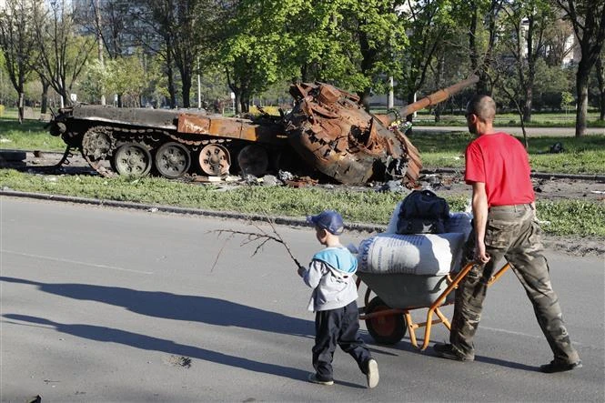 Người dân sơ tán khỏi thành phố Mariupol (Ukraine), ngày 28/4/2022. (Ảnh: THX/TTXVN)