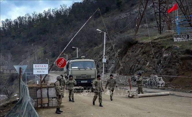 Binh sĩ Azerbaijan tuần tra tại trạm kiểm soát ở thị trấn Shusha, sau cuộc xung đột với binh sĩ Armenia tại khu vực tranh chấp Nagorno-Karabakh, ngày 26/11/2020. (Ảnh tư liệu: AFP/TTXVN)