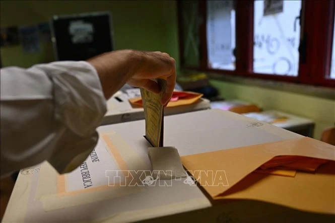Cử tri bỏ phiếu trong cuộc tổng tuyển cử sớm tại Rome, Italia ngày 25/9/2022. (Ảnh: AFP/TTXVN)