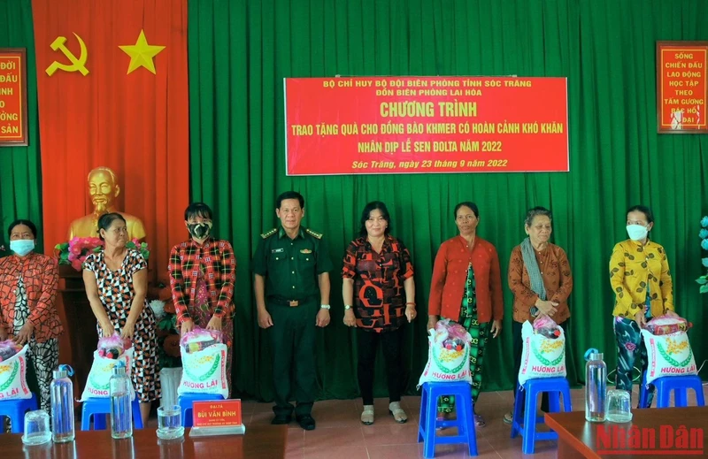 Bộ đội Biên phòng tỉnh Sóc Trăng tặng quà cho các gia đình khó khăn vùng biên giới biển của tỉnh.