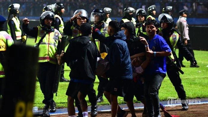 Các nạn nhân trong vụ bạo loạn được chuyển ra khỏi sân Kanjuruhan. (Ảnh: Tribunnews)