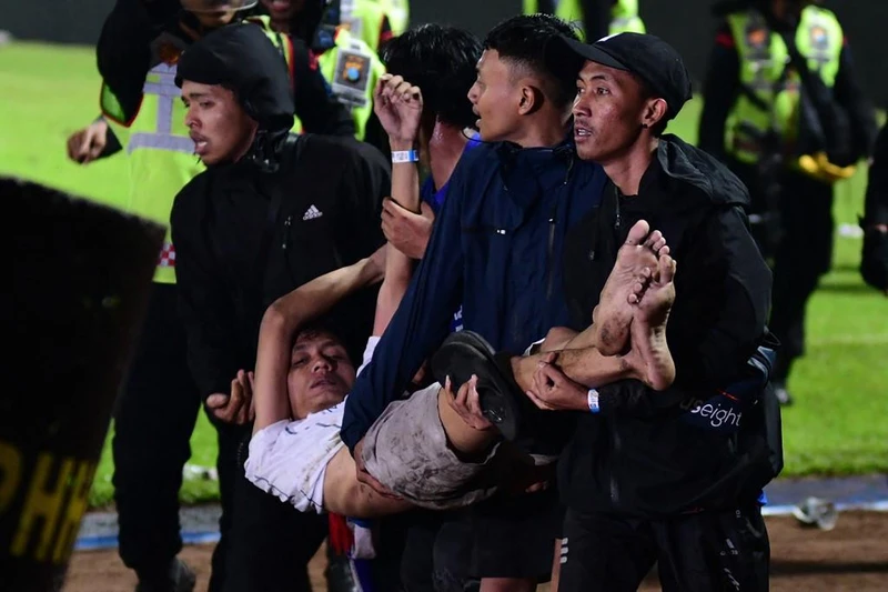 Một nạn nhân trong vụ bạo động tại sân vận động Kanjuruhan ở Malang, Đông Java, Indonesia. Ít nhất 129 người đã tử vong sau vụ việc. (Ảnh: Jakarta Post)
