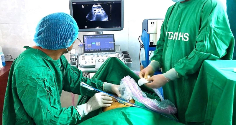 Bác sĩ thực hiện phương pháp hủy khối u bằng sóng cao tần cho bệnh nhân.