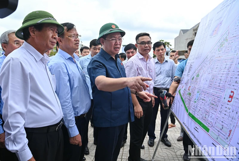 Chủ tịch Quốc hội Vương Đình Huệ và đoàn công tác xem bản đồ quy hoạch khu tái định cư sân bay Long Thành. (Ảnh: DUY LINH)