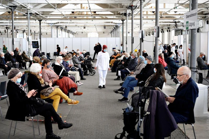 Người dân Đan Mạch chờ theo dõi sau tiêm phòng Covid-19 tại 1 trung tâm tiêm chủng ở Copenhagen, Đan Mạch, ngày 12/4/2021. (Ảnh: Ritzau Scanpix/Reuters)