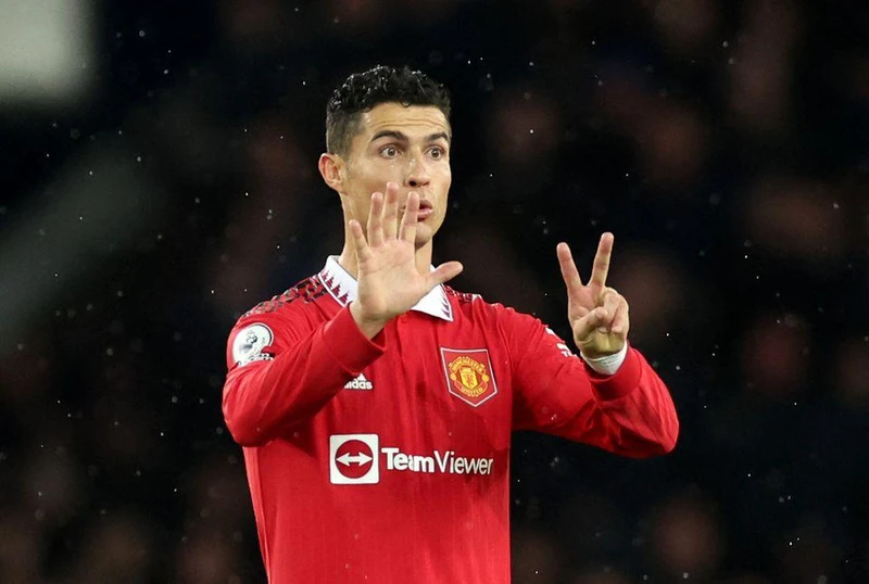 Cristiano Ronaldo ăn mừng sau khi ghi bàn vào lưới Everton. (Ảnh: Reuters)