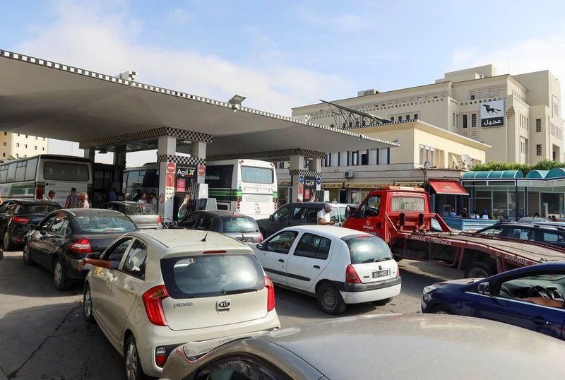 Hàng dài ô-tô xếp hàng chờ tiếp nhiên liệu tại 1 trạm xăng ở Tunis, Tunisia, ngày 11/10/2022. (Ảnh: Reuters)