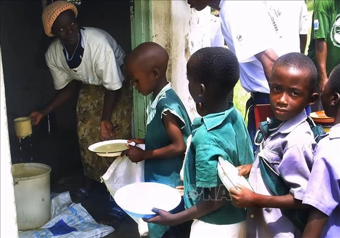 Trẻ em chờ nhận khẩu phần ăn do Chương trình Lương thực thế giới tài trợ ở Harare, Zimbabwe. Ảnh: AFP/TTXVN